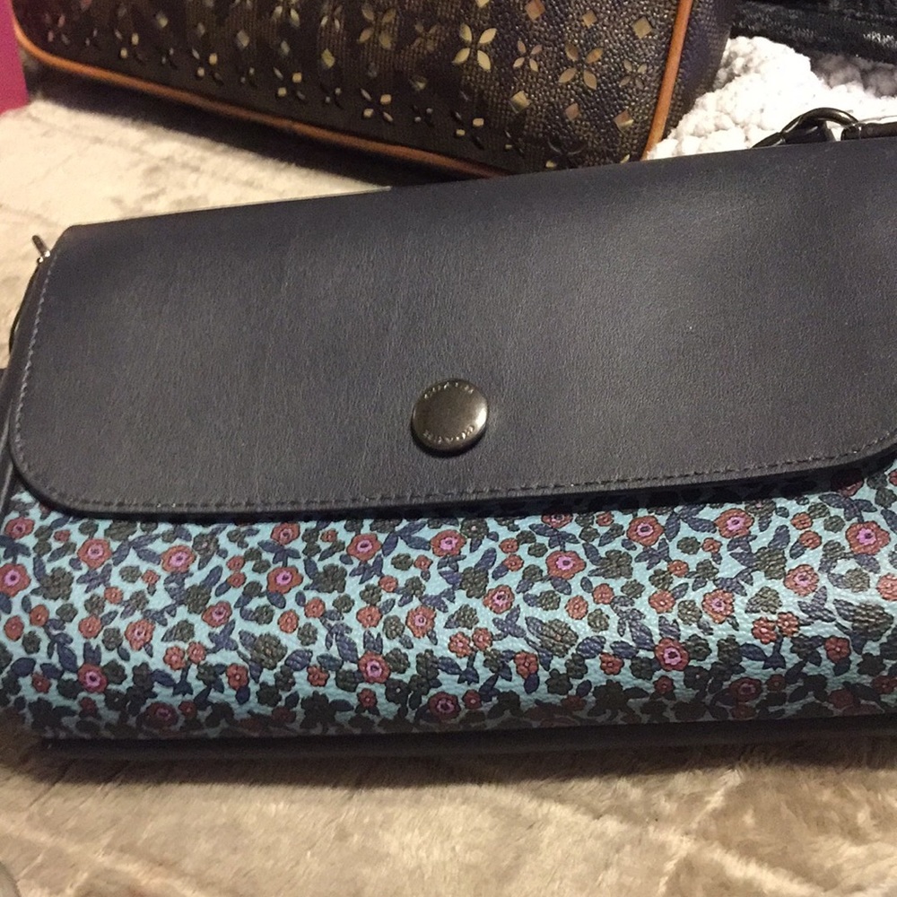 Beautiful authentic crossbody can be worn 2 ways